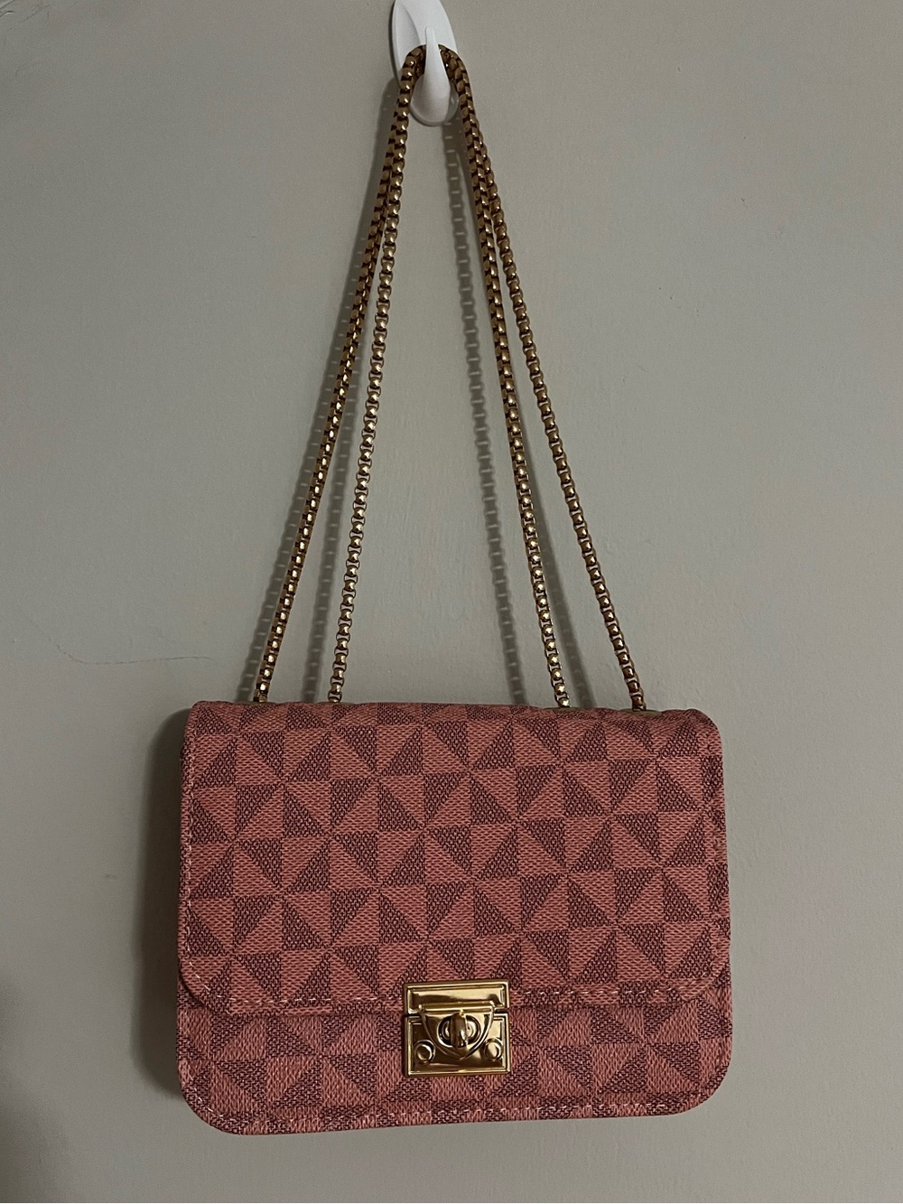 Pink Geometric Pattern Shoulder Bag with Gold Chain Strap